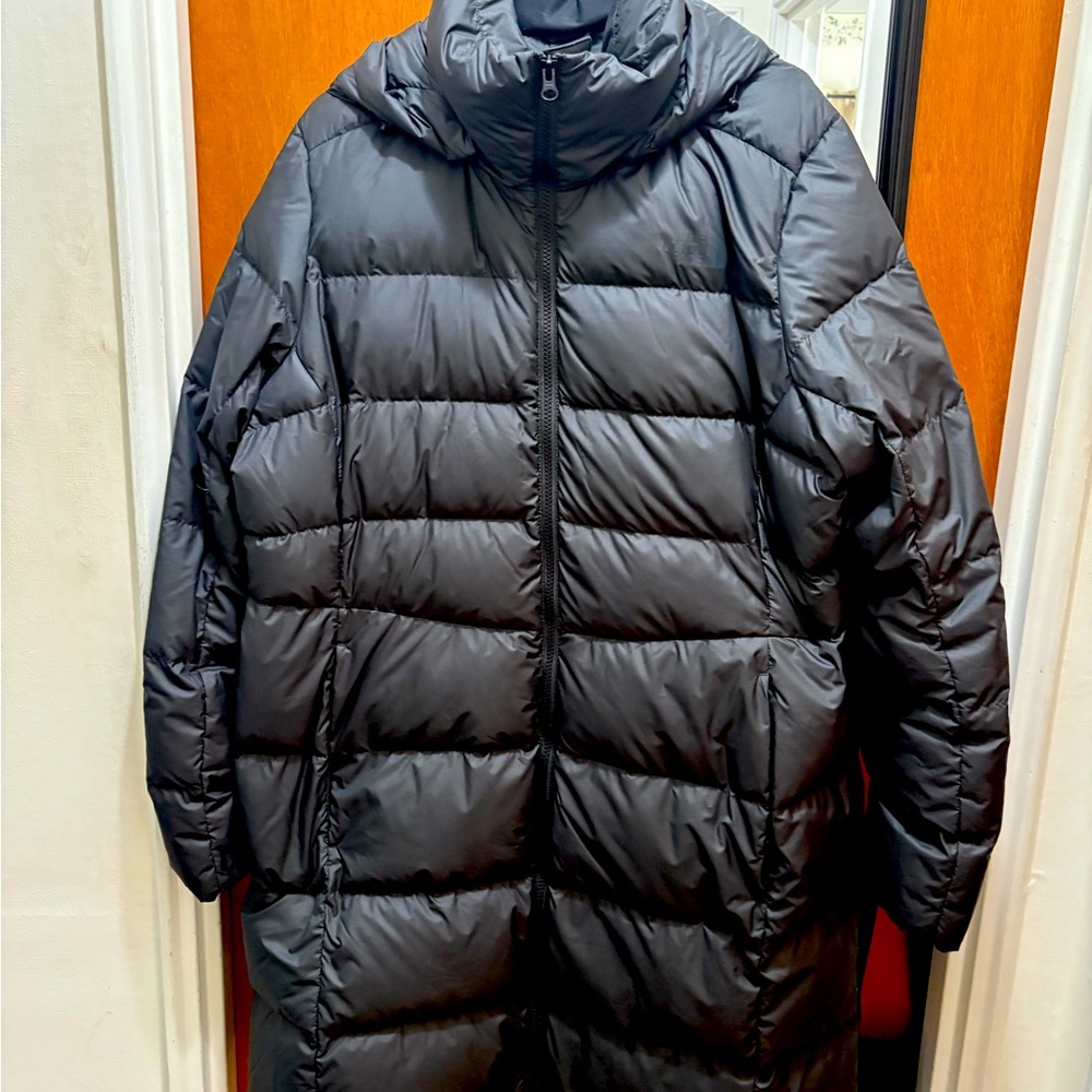 The North Face black winter jacket. Length to the knees. Like new.